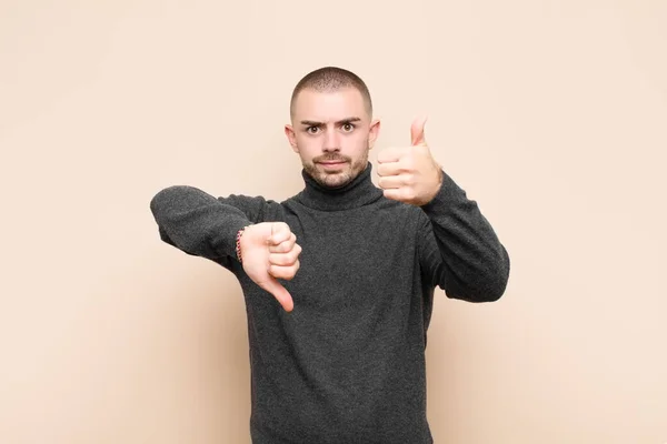 Jovem Homem Bonito Sentindo Confuso Sem Noção Inseguro Ponderando Bom — Fotografia de Stock