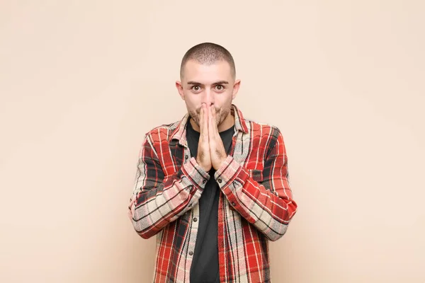 Jovem Homem Bonito Feliz Animado Surpreso Surpreso Cobrindo Boca Com — Fotografia de Stock