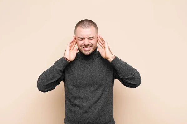 Jonge Knappe Man Die Boos Gestrest Geïrriteerd Kijkt Beide Oren — Stockfoto