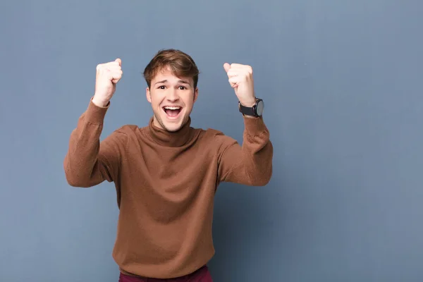 Jovem Loira Homem Celebrando Sucesso Inacreditável Como Vencedor Olhando Animado — Fotografia de Stock