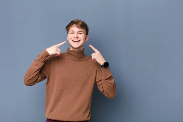 Junger Blonder Mann Lächelt Selbstbewusst Und Zeigt Auf Sein Eigenes — Stockfoto