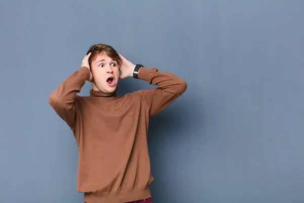 Joven Hombre Rubio Con Boca Abierta Mirando Horrorizado Sorprendido Debido — Foto de Stock