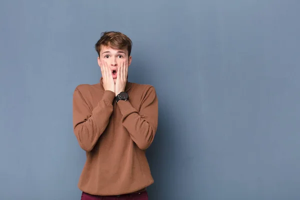 Jeune Homme Blond Sentant Choqué Effrayé Air Terrifié Avec Bouche — Photo