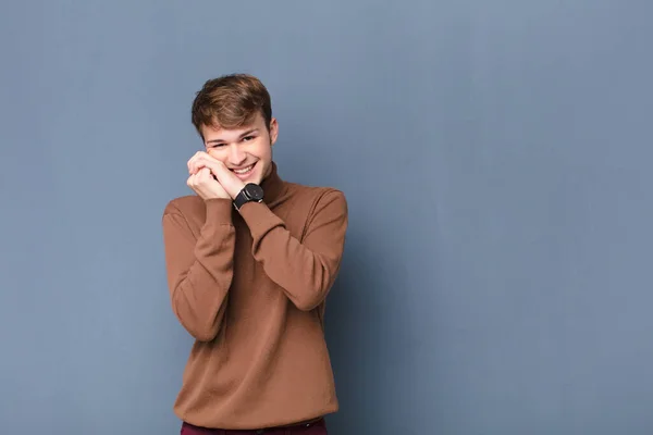 Ung Blond Man Känsla Kär Och Ser Söt Bedårande Och — Stockfoto