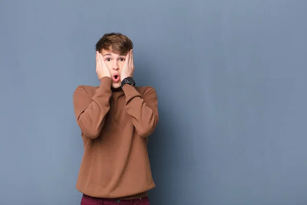 Νεαρός Ξανθός Άντρας Που Δείχνει Δυσάρεστα Σοκαρισμένος Φοβισμένος Ανήσυχος Στόμα — Φωτογραφία Αρχείου