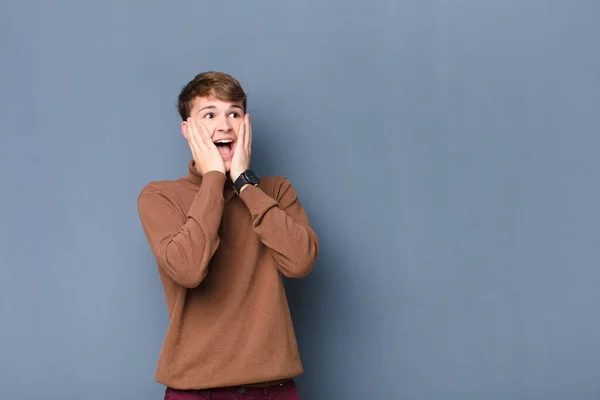 Joven Hombre Rubio Sintiéndose Feliz Emocionado Sorprendido Mirando Lado Con —  Fotos de Stock