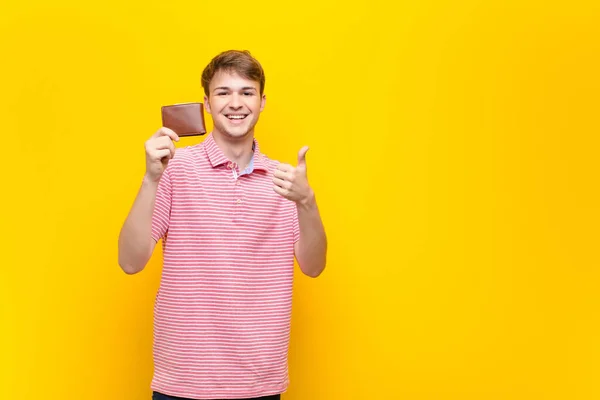 Jonge Blonde Man Met Een Portemonnee — Stockfoto