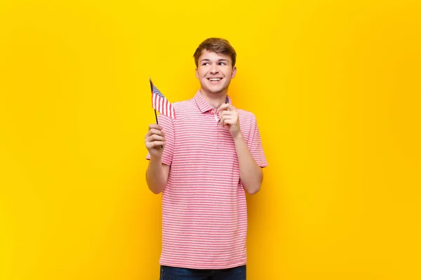 Jonge Blonde Man Met Een Usa Vlag — Stockfoto