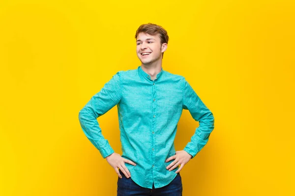 Mladý Blondýnka Muž Vypadá Šťastně Veselý Sebevědomý Hrdě Usmívá Dívá — Stock fotografie