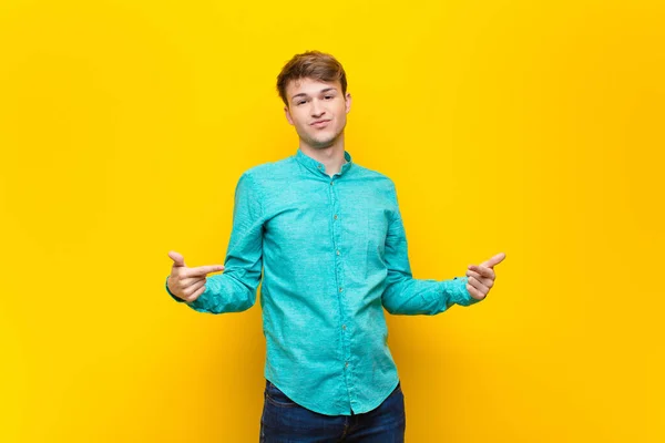 Joven Hombre Rubio Buscando Orgulloso Arrogante Feliz Sorprendido Satisfecho Apuntando — Foto de Stock