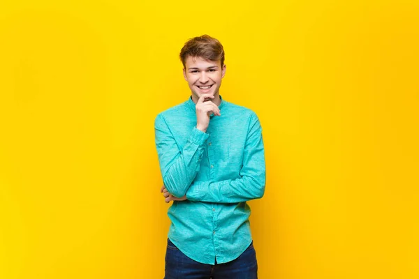 Ung Blond Man Ser Glad Och Ler Med Handen Hakan — Stockfoto