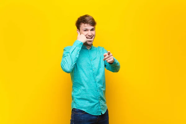 Jovem Loiro Sorrindo Alegremente Apontando Para Câmera Fazer Uma Chamada — Fotografia de Stock