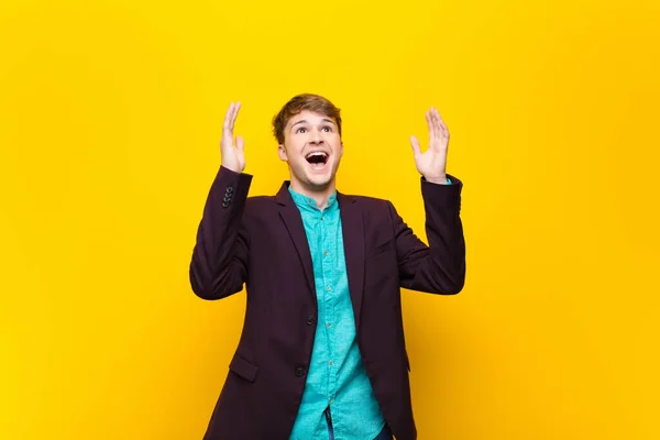 Ung Blond Man Känner Sig Glad Förvånad Lycklig Och Förvånad — Stockfoto