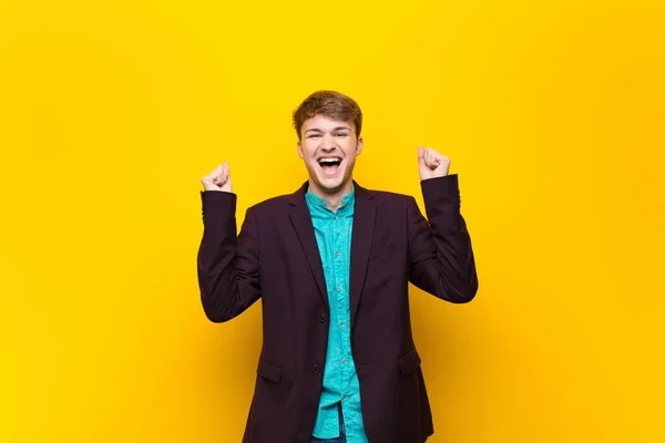 Ung Blond Man Ser Extremt Glad Och Förvånad Fira Framgång — Stockfoto