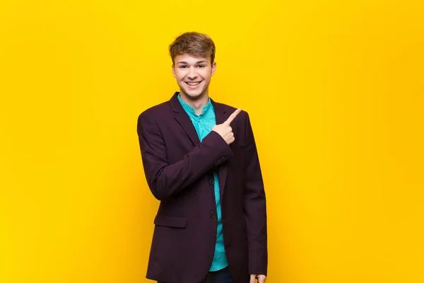 Joven Hombre Rubio Sonriendo Alegremente Sintiéndose Feliz Señalando Hacia Lado — Foto de Stock