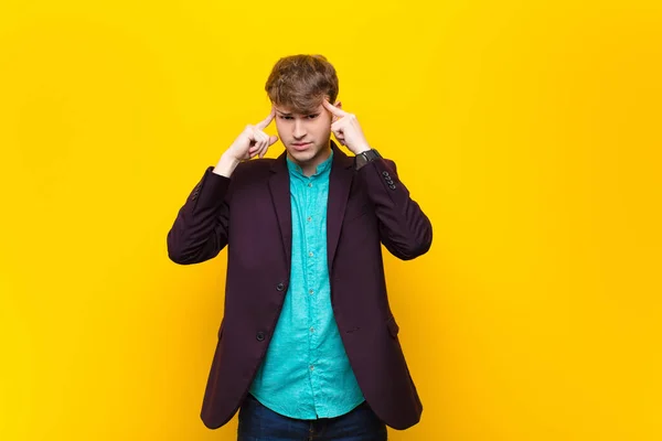 Joven Hombre Rubio Con Una Mirada Seria Concentrada Lluvia Ideas — Foto de Stock