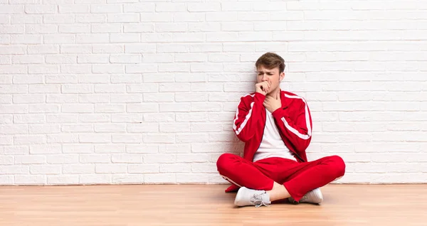 Junger Blonder Mann Der Sich Krank Fühlt Halsschmerzen Und Grippesymptome — Stockfoto