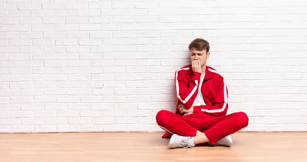 Joven Hombre Rubio Sentirse Serio Reflexivo Preocupado Mirando Hacia Los — Foto de Stock