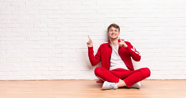 Jonge Blonde Man Glimlachen Gelukkig Wijzen Naar Opzij Omhoog Met — Stockfoto