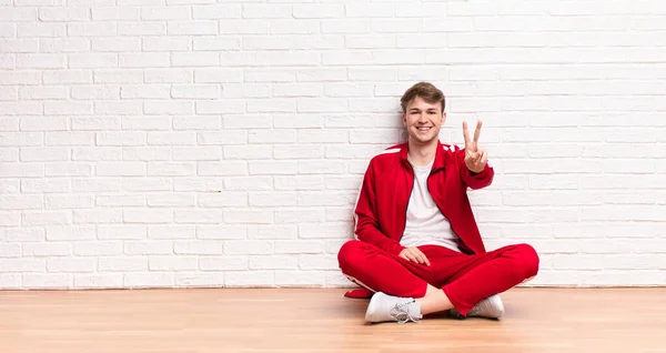 Ung Blond Man Ler Och Ser Vänlig Visar Nummer Två — Stockfoto