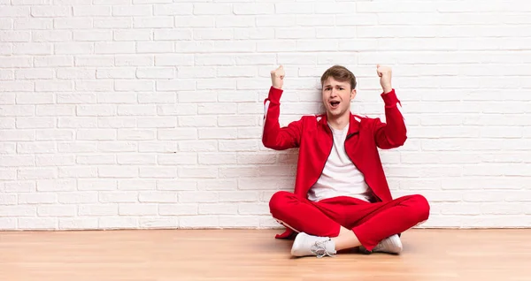 Jonge Blonde Man Vieren Een Ongelooflijk Succes Als Een Winnaar — Stockfoto