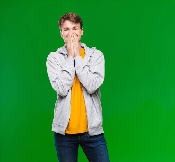 Junger Blonder Mann Sieht Glücklich Fröhlich Glücklich Und Überrascht Aus — Stockfoto