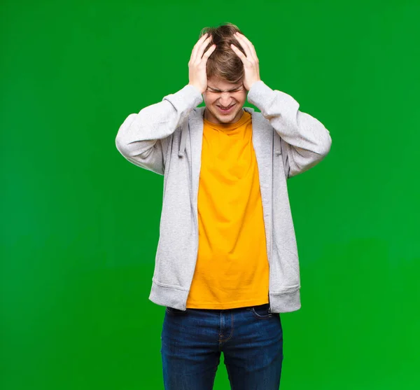 Jeune Homme Blond Sentant Stressé Frustré Levant Les Mains Tête — Photo