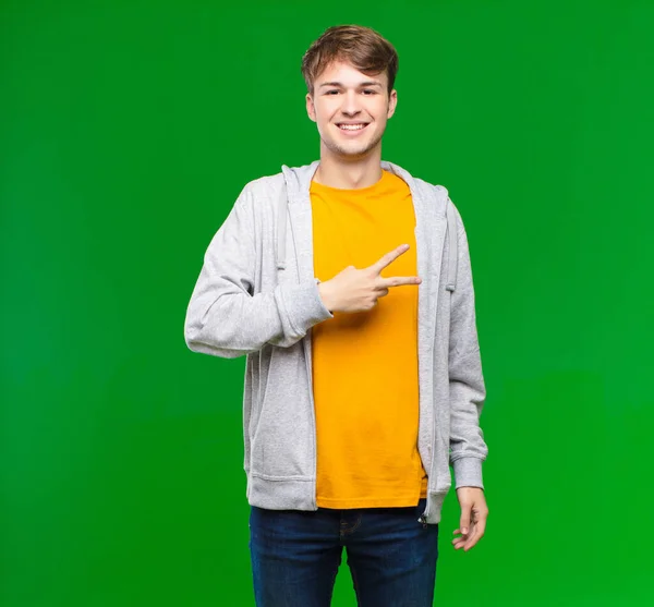 Genç Sarışın Adam Mutlu Pozitif Başarılı Hissediyor Göğsünde Şeklinde Eller — Stok fotoğraf