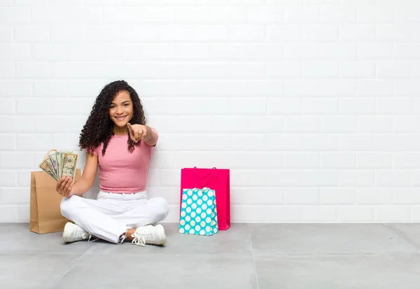 Joven Mujer Negra Apuntando Cámara Con Una Sonrisa Satisfecha Segura —  Fotos de Stock