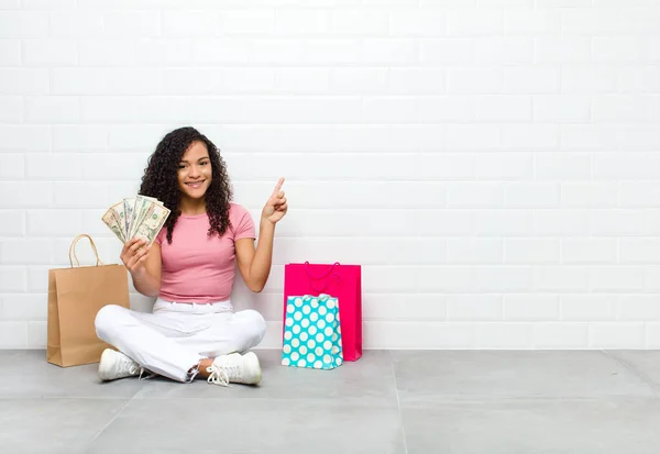 Joven Mujer Negra Sonriendo Alegremente Sintiéndose Feliz Señalando Hacia Lado —  Fotos de Stock