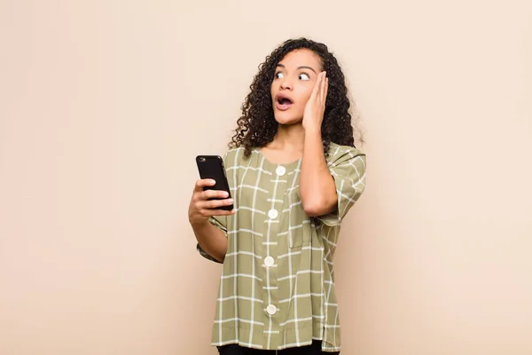 Jovem Mulher Negra Sentindo Feliz Animado Surpreso Olhando Para Lado — Fotografia de Stock