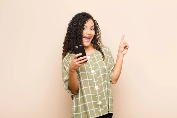 Genç Siyahi Kadın Heyecanlı Şaşırmış Görünüyor Akıllı Telefonuyla Uzayı Kopyalamak — Stok fotoğraf