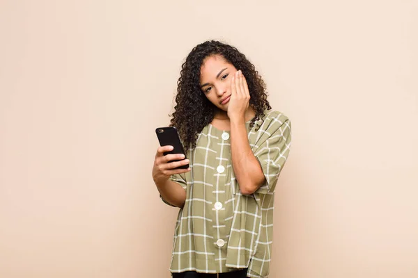 Joven Mujer Negra Sintiéndose Aburrida Frustrada Soñolienta Después Una Tarea — Foto de Stock