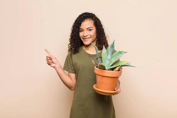 Jovem Mulher Negra Sorrindo Alegremente Sentindo Feliz Apontando Para Lado — Fotografia de Stock