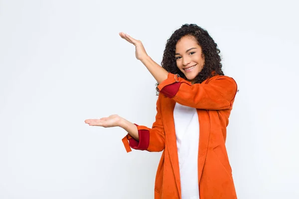 Joven Mujer Negra Sonriendo Sintiéndose Feliz Positiva Satisfecha Sosteniendo Mostrando — Foto de Stock