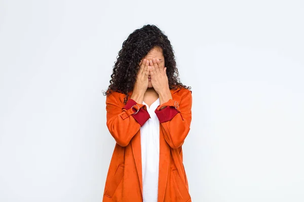 Jovem Negra Sentindo Triste Frustrada Nervosa Deprimida Cobrindo Rosto Com — Fotografia de Stock
