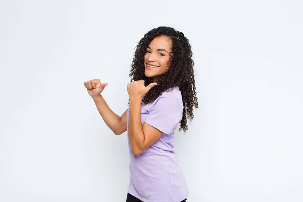 Jovem Mulher Negra Sorrindo Alegre Casualmente Apontando Para Copiar Espaço — Fotografia de Stock