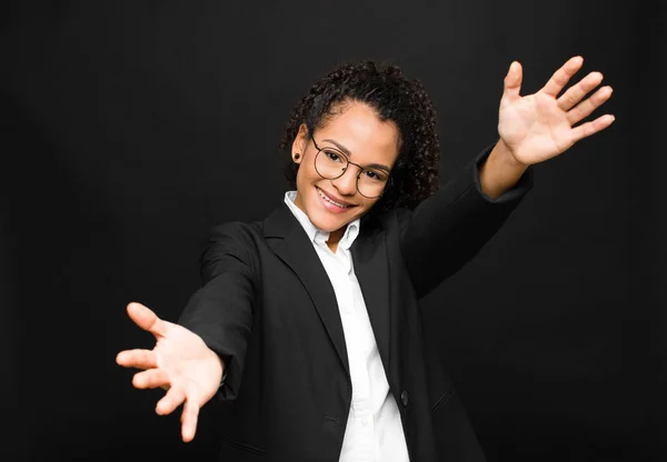 Joven Mujer Negra Sonriendo Alegremente Dando Cálido Amistoso Cariñoso Abrazo — Foto de Stock