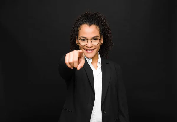 Joven Mujer Negra Apuntando Cámara Con Una Sonrisa Satisfecha Segura — Foto de Stock