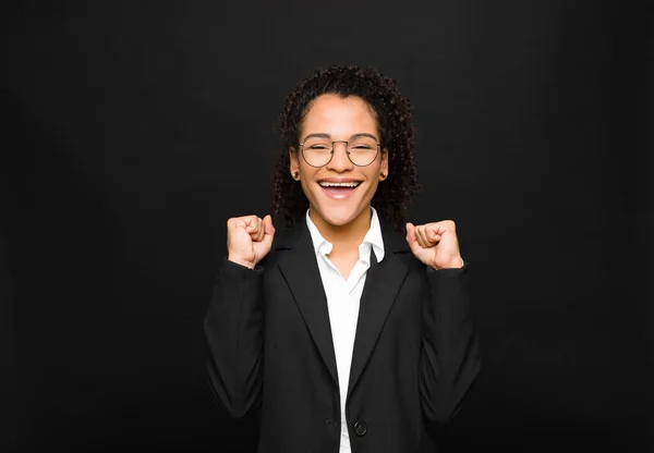 Ung Svart Kvinna Känner Sig Glad Förvånad Och Stolt Skriker — Stockfoto