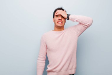 Genç Arap bir adam unutulmuş bir mühlet yüzünden panikliyor, stresli hissediyor, bir pisliği örtbas etmek zorunda kalıyor ya da gri duvara karşı hata yapıyor.