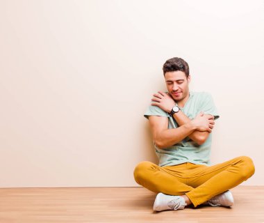 Genç bir Arap erkeği aşık olur, gülümser, kendine sarılır, yalnız kalır, bencil ve benmerkezci bir şekilde yerde oturur.