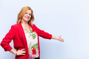 Orta yaşlı bir kadın kendini mutlu ve neşeli hissediyor, gülümsüyor ve seni hoş karşılıyor, dostça bir jestle içeri davet ediyor.