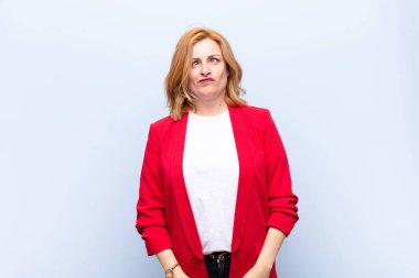 Orta yaşlı bir kadın aptal ve komik görünüyor. Şaşı bakışlı, şakacı ve şakacı.