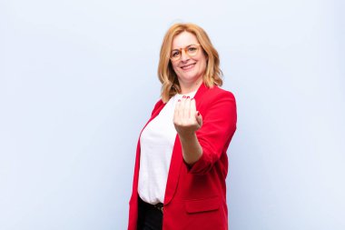 Orta yaşlı bir kadın mutlu, başarılı ve kendinden emin hissediyor, bir meydan okumayla karşı karşıya ve 