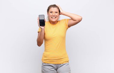  Stresli, endişeli, endişeli ya da korkmuş hissediyorum, ellerim başımda, yanlışlıkla panikliyorum.