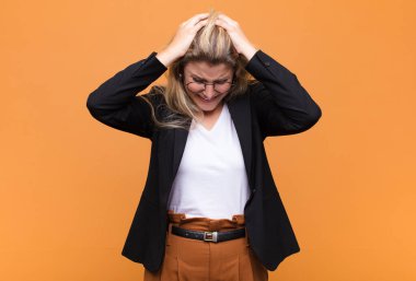  Stresli ve hayal kırıklığına uğramış hissediyorum, ellerimi havaya kaldırıyorum, yorgun, mutsuz ve migrenli hissediyorum.