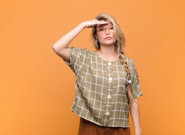  Kamerayı onur ve vatanseverlik adına askeri bir selamlama ile selamlamak, saygı göstermek.