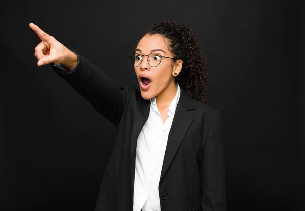 Joven Mujer Negra Sintiéndose Conmocionada Sorprendida Señalando Mirando Hacia Arriba — Foto de Stock