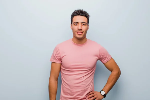 Genç Arap Adam Mutlu Bir Şekilde Gülümsüyor Eli Kalçasında Kendinden — Stok fotoğraf